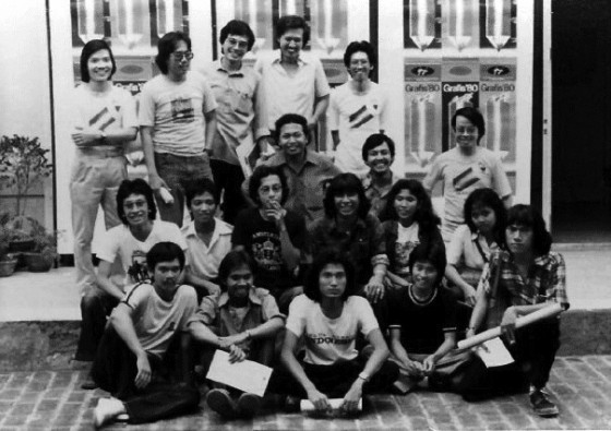 Ki-ka (belakang): Hanny Kardinata, S. Prinka, Wagiono Sunarto, Karnadi Mardio, F.X. Harsono, dan di depannya: Suyadi ‘Pak Raden’, Priyanto Sunarto dan Tjahjono Abdi beserta mahasiswa-mahasiswa DKV Studio Desain Grafis, Jurusan Desain, Departemen Seni Rupa, Fakultas Teknik Sipil & Perencanaan, Institut Teknologi Bandung di depan pintu masuk Wisma Seni Mitra Budaya, Jalan Tanjung 34, Jakarta, di mana pameran Grafis ‘80 diadakan (foto koleksi: Risman Zihary).
